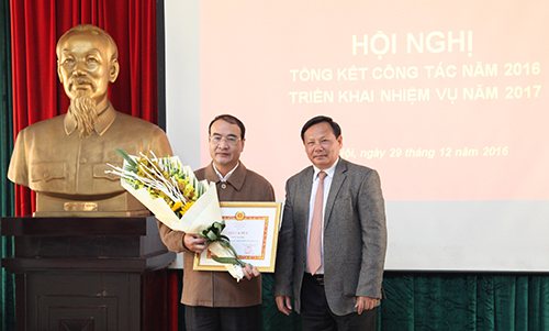Tổng cục trưởng TCDL Nguyễn Văn Tuấn trao Giấy khen cho Chi bộ Văn phòng đạt tiêu chuẩn trong sạch vững mạnh tiêu biểu năm 2016